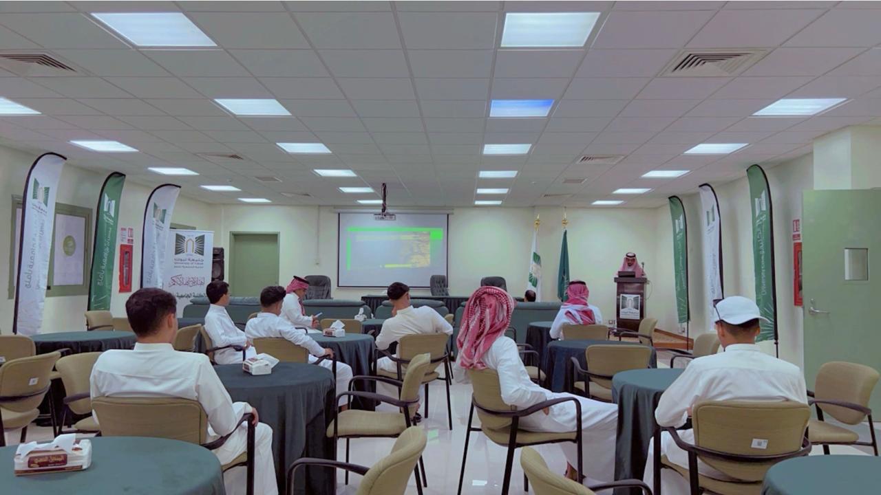 ​ضمن برنامج اللقاءات التعريفية للطلاب المستجدين بالكلية الجامعية بأملج للعام 1446 ، فقد تم اليوم الأربعاء الموافق 1446/2/17 عقد اللقاء التعريفي للطلاب المستجدين بقسم اللغات والترجمة بالكلية وقدمه رئيس قسم اللغات والترجمة، بدأ اللقاء بالتعريف بالخطة الدراسية للقسم وأهدافها وأهم اللوائح والأنظمة للطالب الجامعي ، وتم التأكيد على أهمية الالتزام والحضور والانضباط وكذلك على المشاركة في أنشطة الكلية وفعالياتها المتنوعة ،،​​